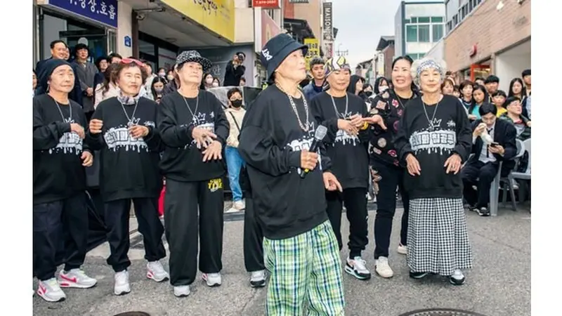 Nenek-Nenek Ini Buktikan Usia Hanya Angka, Buat Grup Rap dan Viral