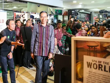 Presiden Joko Widodo (Jokowi) kembali menyambangi pusat perbelanjaan Sarinah, Jalan MH Thamrin, Jakarta, Jumat (15/1). Kunjungan singkat  tersebut guna memastikan situasi Ibukota kembali normal pasca serangan teror. (Liputan6.com/Faizal Fanani)