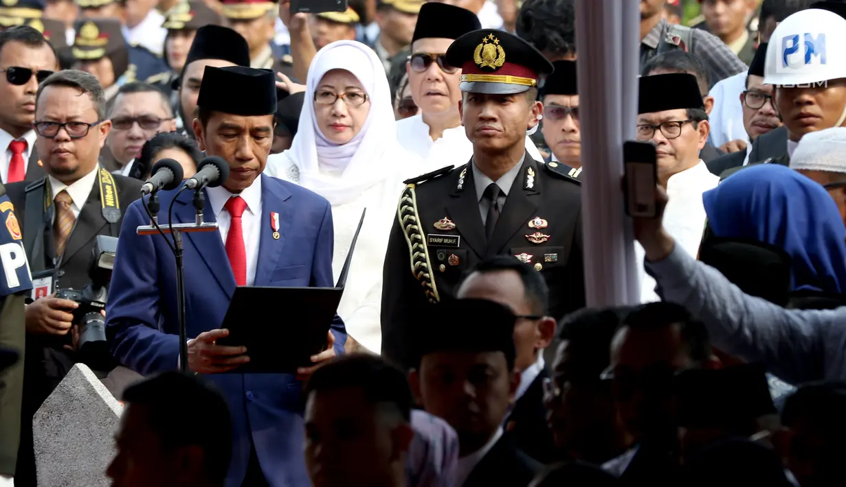 Presiden Joko Widodo atau Jokowi menyampaikan sambutan saat prosesi pemakaman istri presiden ke-6 RI Susilo Bambang Yudhoyono (SBY), Ani Yudhoyono di TMP Kalibata, Jakarta, Minggu (2/6/2019). Ani Yudhoyono dimakamkan secara militer. (Liputan6.com/JohanTallo)