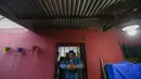 Yamil Peralta berpose dari dalam rumahnya di Jose C. Paz di pinggiran Buenos Aires, Argentina, 29 Juli 2020. Di tengah-tengah lockdown akibat COVID-19, petinju Olimpiade dan profesional ini mendapat pekerjaan di perusahaan sampah untuk memenuhi kebutuhannya. (AP Photo/Marcos Brindicci)