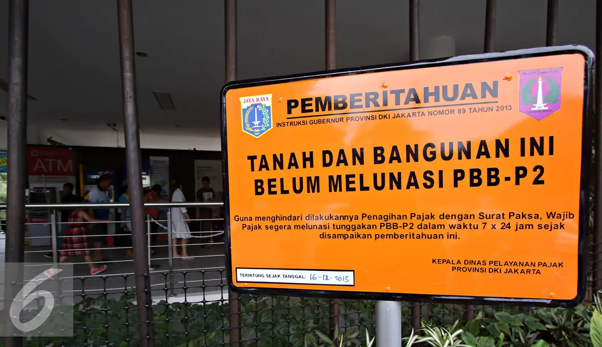 Plang penanda penunggak pajak yang dipasang DPP DKI Jakarta di areal TMII, Jakarta, Kamis (17/12). Dari surat pernyataan utang, pengelola lokasi wisata air diketahui telah menunggak PBB sejak 2012 hingga Rp 1.762.483.216. (Liputan6.com/Immanuel Antonius)