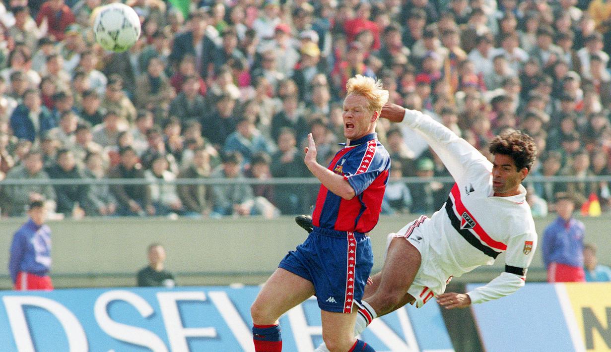 Ronald Koeman - Pelatih yang baru saja dipecat Barcelona ini tetaplah seorang legenda bagi Barca dan Timnas Belanda. Selain sukses mempersembahkan gelar juara, Koeman juga terkenal sebagai bek yang piawai membobol gawang lawan dengan torehan 253 gol di sepanjang kariernya. (AFP/Toru Yamanaka)