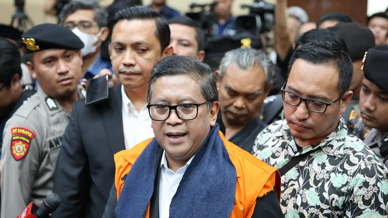 Sekjen PDIP, Hasto Kristiyanto saat menghadiri sidang perkara suap Pergantian Antarwaktu dan perintangan penyidikan Harun Masiku akhirnya digelar di Pengadilan Negeri (PN) Jakarta Pusat, Jumat (14/3). (Istimewa)