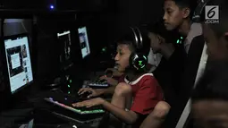 Seorang anak bermain game online di salah satu warung internet (warnet) di kawasan Duren Sawit, Jakarta, Senin (23/7). Kecanduan game online atau gaming disorder dapat berisiko pada penurunan kosentrasi belajar, daya ingat. (Merdeka.com/Iqbal S. Nugroho)