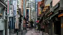Pemandangan jalan kafe dan restoran yang kosong di Melbourne setelah kota terbesar kedua di Australia itu memberlakukan lockdown ketat, Jumat (16/7/2021). Lockdown di Melbourne, adalah yang kelima sejak pandemi dimulai satu setengah tahun yang lalu. (ASANKA BRENDON RATNAYAKE/AFP)