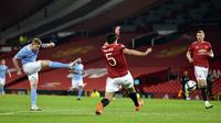 Gelandang Manchester City, Kevin De Bruyne, melepaskan tendangan ke gawang Manchester United pada laga Piala Liga Inggris di Stadion Old Trafford, Rabu (6/1/2021). City menang dengan skor 2-0. (Peter Powell/Pool via AP)
