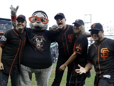 Pentolan Metallica Lars Ulrich, Mascot SF Giants, James Hetfield, Kirk Hammett dan Robert Trujillo berfoto sebelum laga MLB antara SF Giants melawan Chicago Cubs di San Francisco, (7/8/2017).  (AP/Marcio Jose Sanchez)