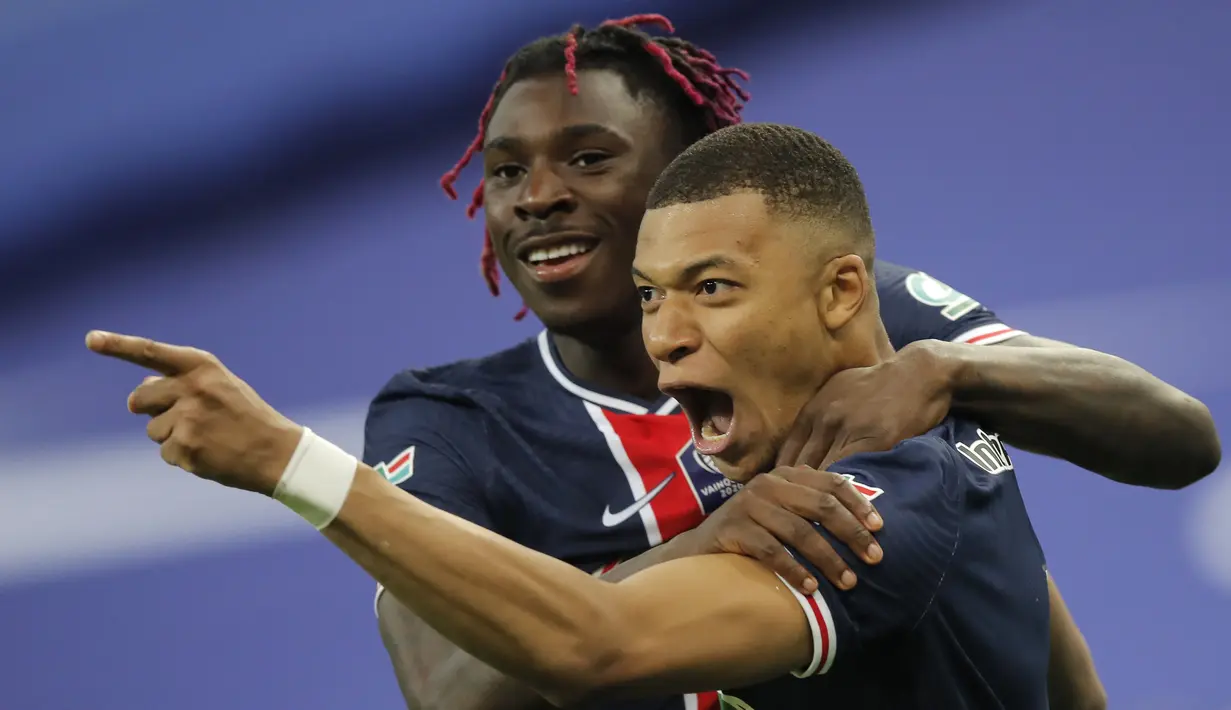 Pemain Paris Saint-Germain atau PSG Kylian Mbappe dan Moise Kean merayakan gol ke gawang AS Monaco pada final Piala Prancis di Stade de France, Kamis (20/5/2021) dini hari WIB. PSG sukses mempertahankan gelar juara Piala Prancis usai membungkam AS Monaco 2-0. (AP Photo/Christophe Ena)