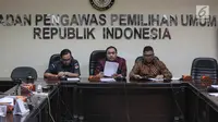 Anggota Bawaslu Muchamad Afifudin (tengah) dan Fritz Siregar menyampaikan temuan dari hasil pengawasan selama tahap pendaftaran dan verifikasi partai politik calon peserta pemilu 2019 di Bawaslu, Jakarta, Selasa (17/10). (Liputan6.com/Faizal Fanani)