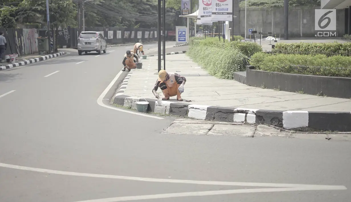 Petugas PPSU mengecat trotoar ruas jalan di kawasan Kemang, Jakarta, Minggu (12/5/2019). Rencana pembangunan fisik penataan ruang jalan atau pedestrian kawasan Kemang akan dimulai pada akhir Mei 2019 dengan tujuan menjadikan kawasan tersebut sebagai objek wisata. (Liputan6.com/Immanuel Antonius)