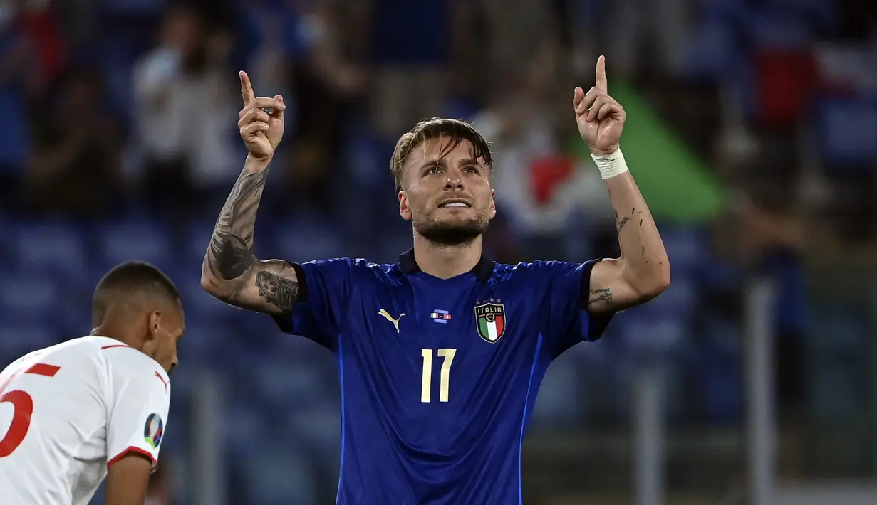 Penyerang Italia, Ciro Immobile melakukan selebrasi usai mencetak gol ke gawang Swiss pada pertandingan grup A Euro 2020 di stadion Olimpiade di Roma, Italia, Rabu (16/6/2021). Dengan hasil ini, Italia kokoh dipuncak klasemen dengan poin enam. (Andreas Solaro/Pool Photo via AP)