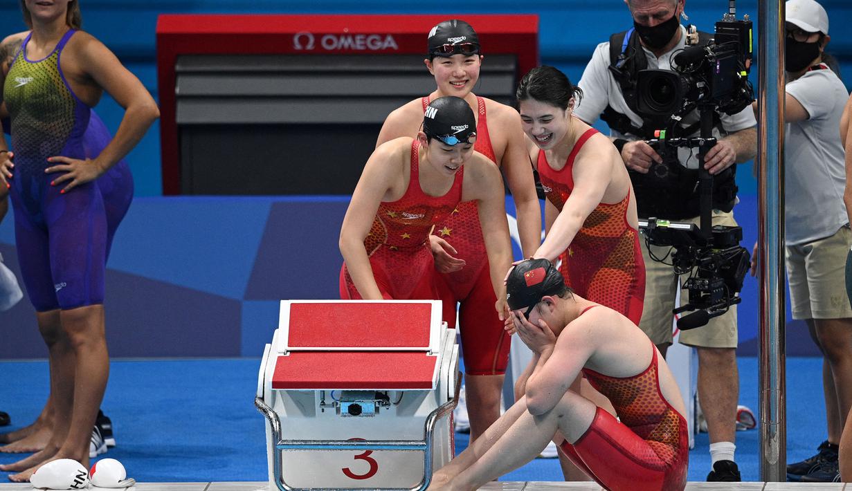 Tim renang putri China berhasil mencetak rekor dunia nomor estafet gaya bebas 4x200 meter sekaligus mengantarkan mereka menyabet medali emas. Tim yang beranggotakan Chen Qian, Tang Yi, Liu Jing, dan Zhu Qianwei berhasil menyelesaikan lomba dengan waktu 7 menit 35.94 detik. (Foto: AFP/Oli Scarff)