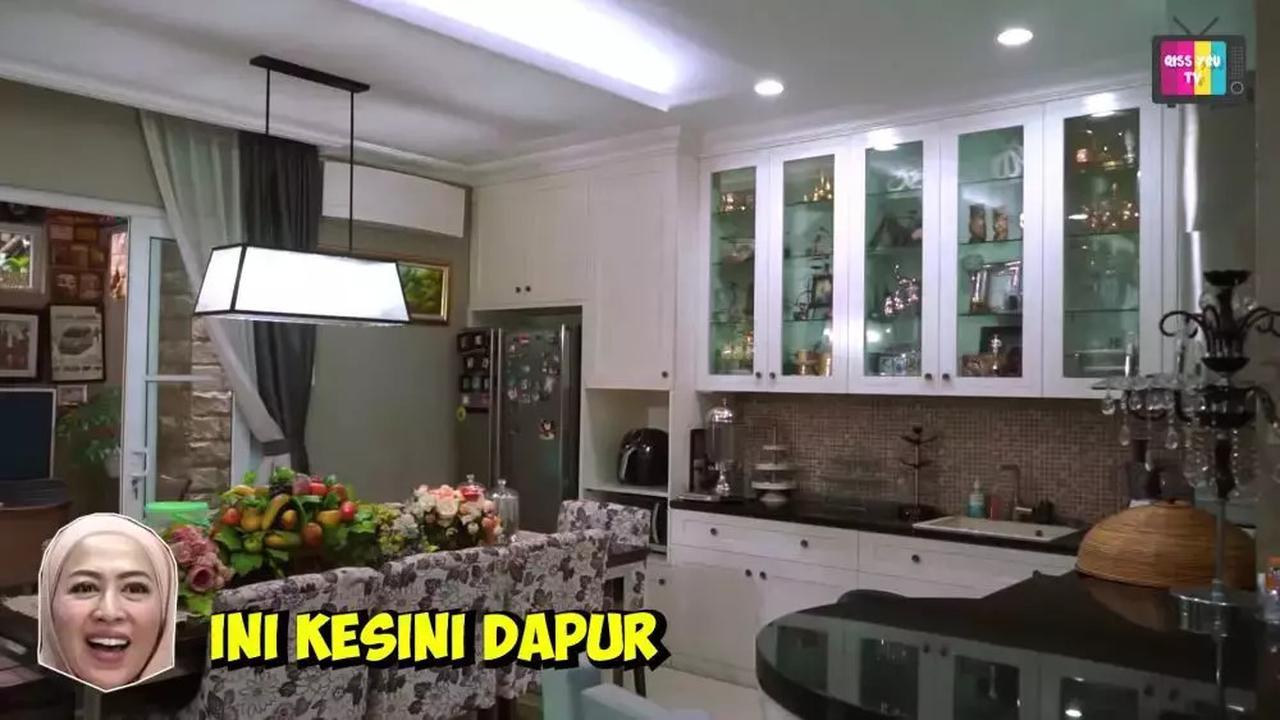 5 Potret Dapur di Istana Megah Denny Cagur, Bergaya Modern Klasik dengan Koleksi Barang-barang Mewah