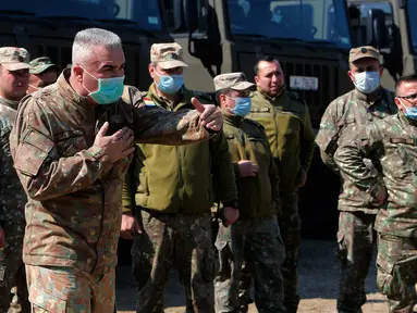 Sejumlah tentara Rumania bekerja di lokasi pembangunan rumah sakit militer untuk kemungkinan korban epidemi COVID-19 di Otopeni, Bucharest, Rumania (19/3/2020). Rumania menyatakan status darurat mulai 16 Maret. (Xinhua/Cristian Cristel)