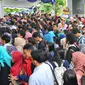 Ratusan peserta memadati pelataran Gedung Dhanapala Kementerian Keuangan, Jakarta, Selasa (31/1).  Para Pelajar tersebut mengantri untuk memasuki pameran pendidikan tinggi Lembaga Pengelola Dana Pendidikan (LPDP) Edufair 2017. (Liputan6.com/Angga Yuniar)