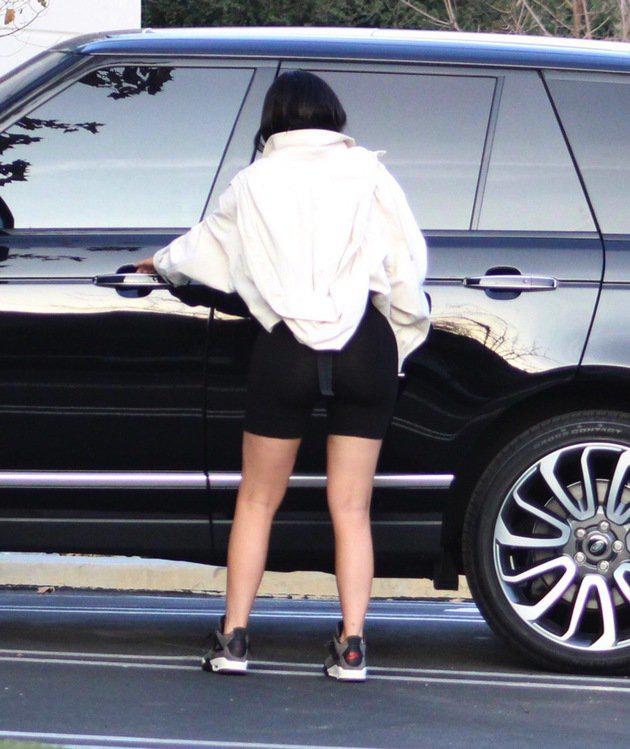 Siang itu Kylie muncul dengan OOTD yang terinspirasi ala Kim Kardashian. Ia tampak memakai crop top, celana pendek ketat berwarna hitam, sepatu sneakers dan tas pinggang yang kembali jadi tren setelah populer di tahun 80-an silam./Copyright TMZ/sry