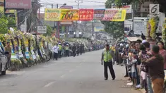 Warga sekitar Puri Cikeas bersiap menyambut iring-iringan kepergian jenazah Ani Yudhoyono menuju TMP Kalibata, Bogor, Jawa Barat, Minggu (2/6/2019). Ani Yudhoyono dimakamkan di TMP Kalibata. (Liputan6.com/Immanuel Antonius)
