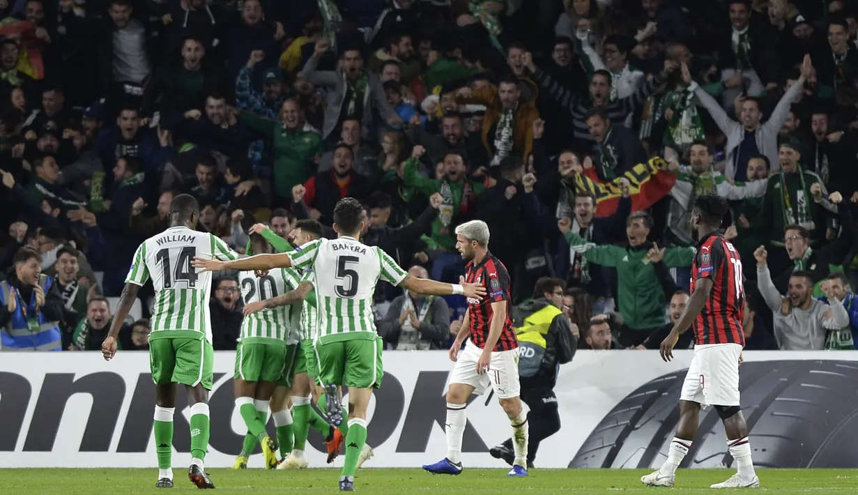 Pemain Real Betis melakukan selebrasi usai sang gelandang, Lo Celsco mencetak gol saat pertandingan baru berusia 12 menit pada fase grup Liga Europa yang berlangsung di Stadion Benito Villamarin, Spanyol (9/11) AC Milan bermain imba (AFP/Cristina Quicler)