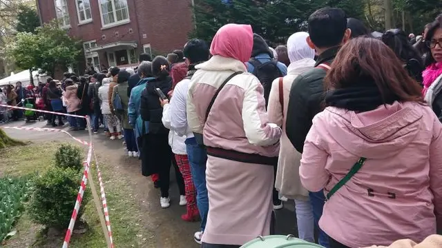 Seorang ibu pingsan dalam barisan antri panjang di TPS Den Haag