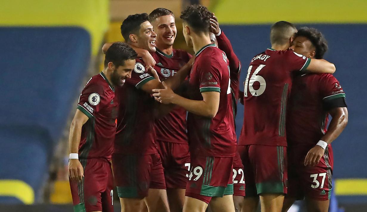 Pemain Wolverhampton Wanderers merayakan gol yang dicetak Raul Jimenez ke gawang Leeds United pada laga Liga Inggris di Elland Road, Selasa (20/10/2020) dini hari WIB. Wolves menang 1-0 atas Leeds United. (AFP/Martin Rickett/pool)