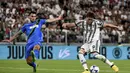 Penyerang Juventus, Dusan Vlahovic menembak bola dari kawalan pemain Sassuolo, Kaan Ayhan selama pertandingan pertandingan Liga Serie A Italia di stadion Juventus di Turin (15/8/2022). Juventus menang atas Sassuolo 3-0. (Marco Alpozzi/LaPresse via AP)