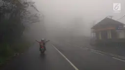 Pengendara melintasi jalanan yang lenggang di kawasan Puncak, Bogor, Jawa Barat, Rabu (14/2). Kawasan puncak sampai Cianjur itu lumpuh Setelah ditutupnya jalur ini sejak 5 Februari lalu karena longsor. (Liputan6.com/Achmad Sudarno)