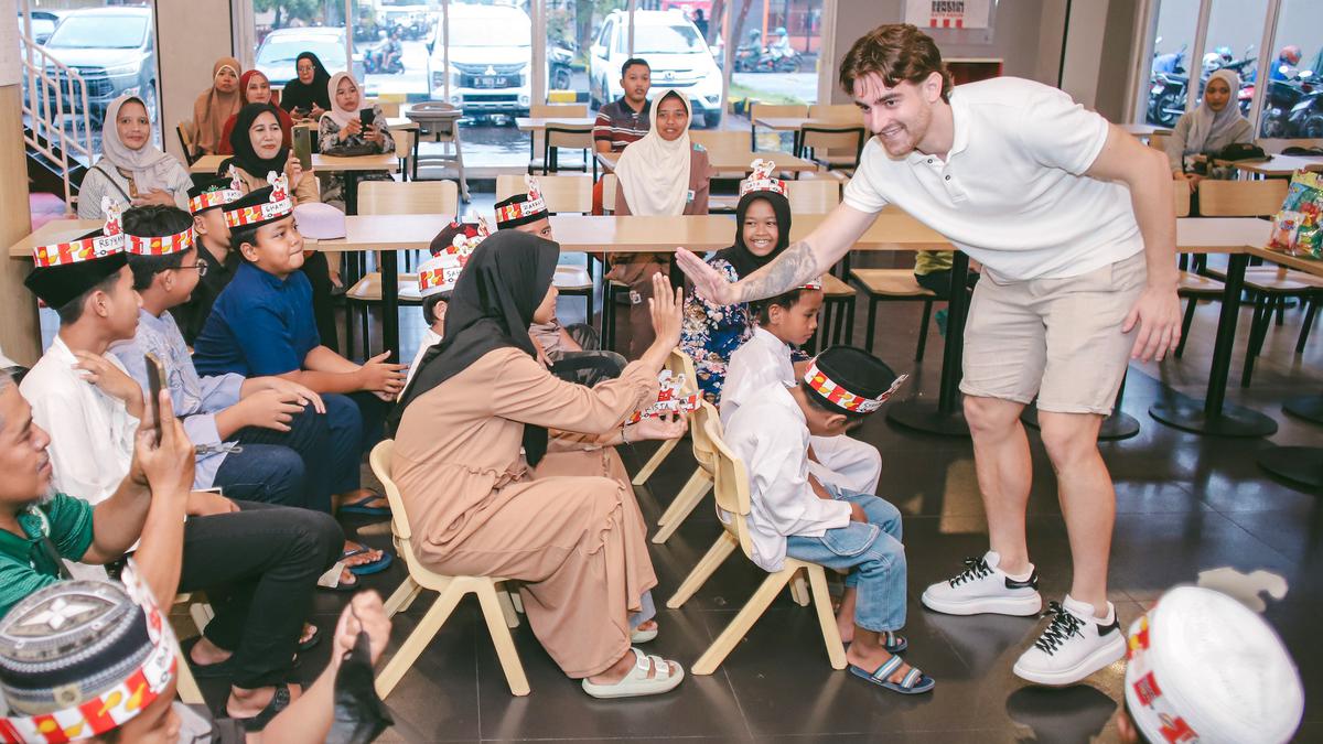 Ramadan Ceria, Momen Pemain Asing Persebaya Berbagi dengan Anak Yatim