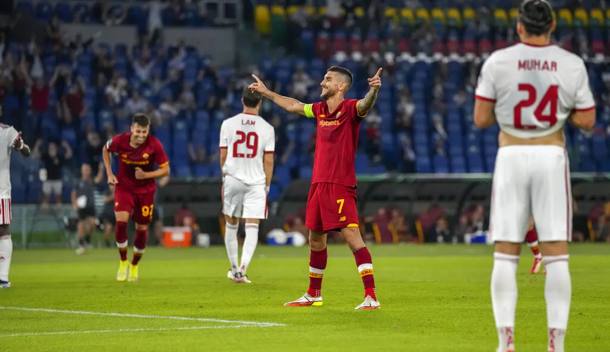 Gelandang AS Roma, Lorenzo Pellegrini melakukan selebrasi usai mencetak gol ke gawang CSKA Sofia pada pertandingan grup C Liga Europa di Stadion Olimpiade Roma, Jumat (17/9/2021). Pellegrini mencetak dua gol dan mengantar AS Roma menang telak atas CSKA Sofia 5-1. (AP Photo/Andrew Medichini)