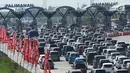 Kendaraan pemudik mengantre memasuki gerbang tol Palimanan, Cirebon, Jawa Barat, Rabu (21/6). Puncak arus mudik Lebaran 2017 di ruas tol tersebut diprediksi terjadi pada H-3 lebaran. (Liputan6.com/Gempur M Surya)