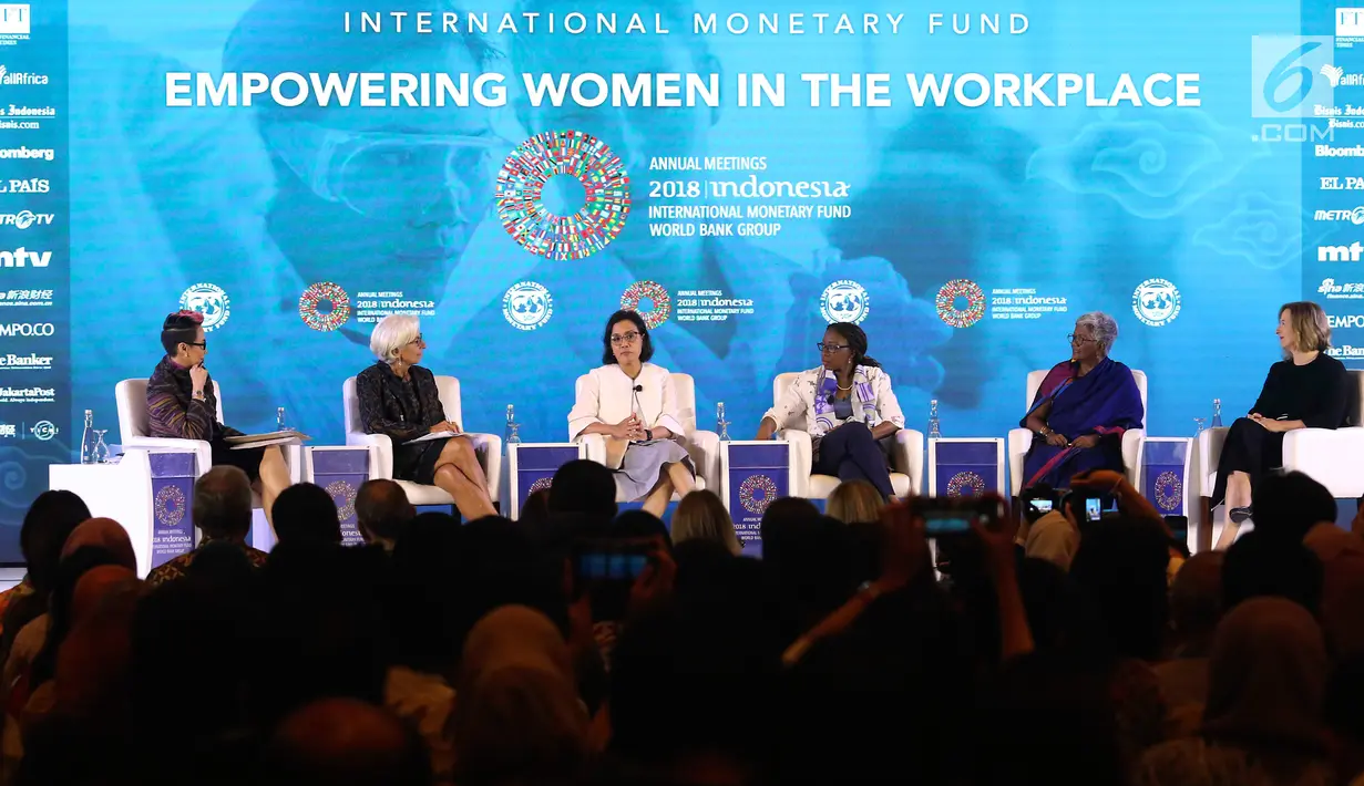 Menkeu Sri Mulyani (tiga kiri) dan Managing Director IMF Christine Lagarde (dua kiri) menjadi pembicara dalam pertemuan tahunan IMF-Bank Dunia di Bali, Selasa (9/10). Pertemuan membahas pemberdayan perempuan di dunia kerja. (Liputan6.com/Angga Yuniar)