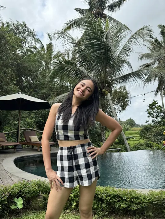 Busana bermotif plaid juga hadirkan kesan yang begitu playful pada tampilan Marshanda. [Foto: Instagram/ Marshanda]