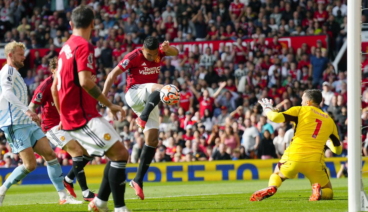 Gelandang andalan MU, Casemiro (tengah), berhasil mencetak gol kedua bagi Setan Merah ke gawang Nottingham Forrest yang dijaga oleh Matt Turner dalam pertandingan pekan ketiga Liga Inggris 2023/2024 yang berlangsung di Old Trafford, Manchester, Inggris, Sabtu (26/8/2023). (AP Photo/Jon Super)