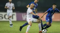 Gelandang Palestina, Mohammed Rashid, berusaha mengamankan bola saat melawan Taiwan pada laga Grup A Asian Games di Stadion Patriot, Jawa Barat, Jumat (10/8/2018). Kedua negara bermain imbang 0-0. (Bola.com/Vitalis Yogi Trisna)