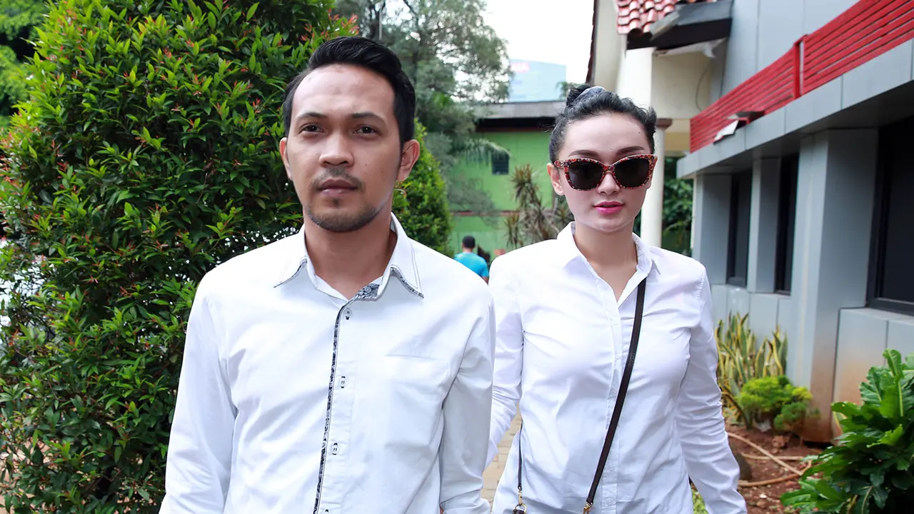 [Bintang] Zaskia Gotik dan kekasihnya Arief Fitriansah