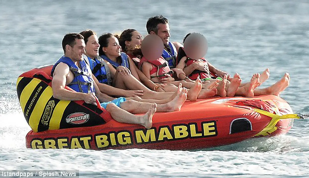 Robin van Persie bersama keluarga dan teman-temannya menikmati liburan dengan menaiki perahu karet yang ditarik oleh boat (17/07/2014) (dailymail.co.uk)