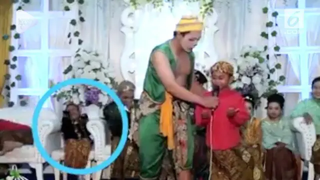 VIDEO: Heboh Ketawa di Kondangan, Bocah Ini Terjungkal dari Kursi