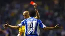 Wasit Pierluigi Collina memberikan kartu merah kepada pemain Deportivo Coruna, Nourredine Naybet pada laga Liga Champions antara Deportivo Coruna melawan FC Porto di Coruna, 4 Mei 2004. (AFP/Miguel Riopa)