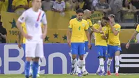 Dua menit berselang Brasil kembali mencetak gol keempat. Kali ini gol dicetak pemain pengganti lainnya, Rodrygo yang baru masuk di menit ke-82 menggantikan Lucas Paqueta. Gol dicetak usai menerima umpan silang Bruno Guimaraes. (AFP/Douglas Magno)