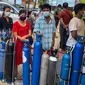 Orang-orang antre menunggu di lokasi yang menyumbangkan oksigen secara gratis di Yangon, Myanmar pada 14 Juli 2021. Mereka putus asa mencari oksigen untuk menjaga orang yang dicintai tetap bernapas ketika gelombang corona covid-19 menerjang negara yang dilanda kudeta itu. (Ye Aung THU/AFP)
