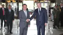 Gubernur Bank Indonesia (BI) Agus Martowardojo bersalaman dengan Presiden Finlandia Sauli Niinisto, Jakarta (4/11). Dalam kunjungan tersebut gubernur BI membahas persoalan Ekonomi antara kedua negara untuk menjalin kerjasama. (Liputan6.com/Angga Yuniar)