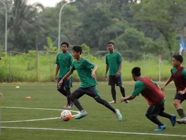 Bakal pemain Timnas Indonesia U-16 melakukan latihan seleksi di Lapangan NYTC, Sawangan, Depok, Senin (27/3). 55 pemain mengikuti latihan seleksi masuk Timnas Indonesia U-16 hingga 30 Maret mendatang. (Liputan6.com/Helmi Fithriansyah)