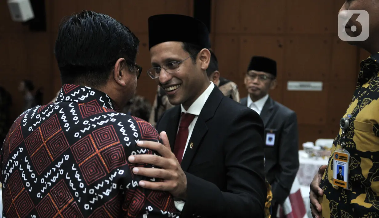 Mendikbud Nadiem Makarim disambut staff Kemedikbud saat acara lepas sambut di Gedung Kemendikbud, Jakarta, Rabu (23/10/2019). Nadiem Makarim datang untuk menghadiri  acara lepas sambut sebagai Mendikbud yang baru. (merdeka.com/Iqbal S. Nugroho)