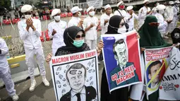 Massa demonstran dari gabungan elemen Islam menggelar aksi damai mengecam Presiden Prancis Emmanuel Macron di kawasan Sarinah, Jakarta, Senin (2/11/2020). Mereka datang dengan berbagai atribut mengecam pernyataan presiden Emmanuel Macron yang dianggap menghina Islam. (Liputan6.com/Faizal Fanani)