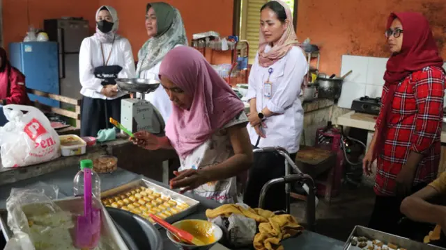 Isi Momen Ramadhan, Para Lansia dan Penyandang Disabilitas di Bantul Produksi Aneka Kue Lebaran