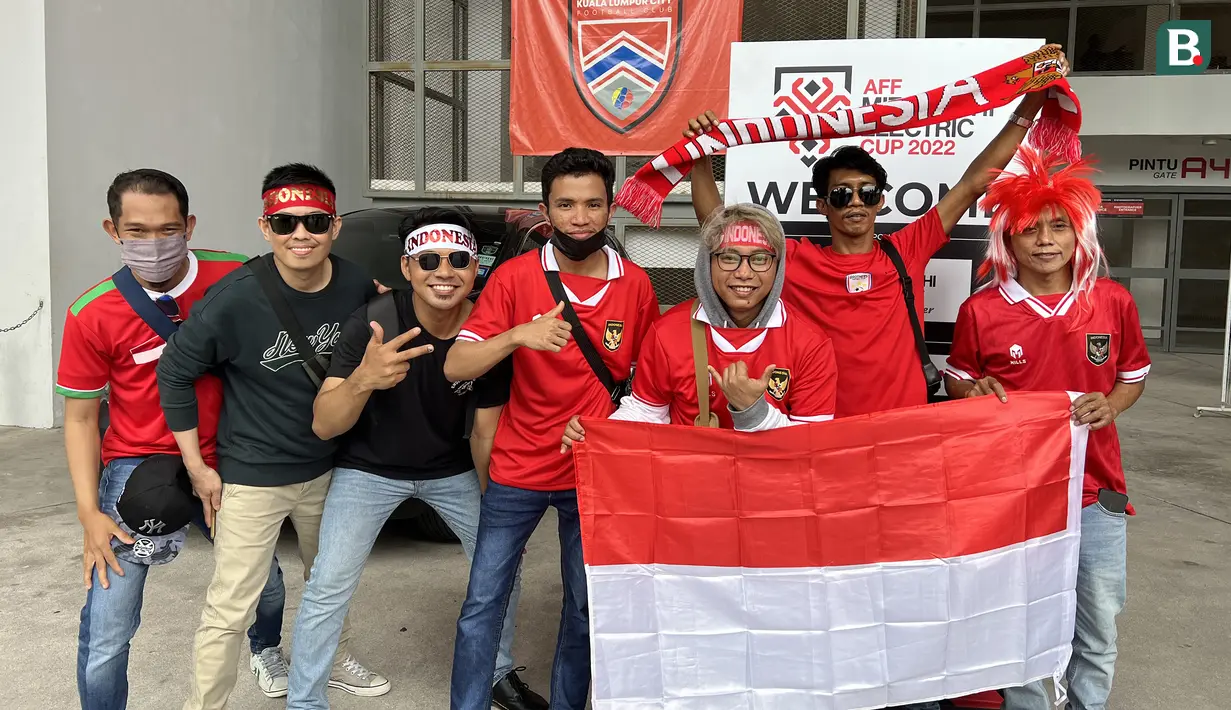 Bersama 12 orang temannya dengan mengendarai sepeda motor dan menempuh waktu 40 menit perjalanan dari Sungai Buloh, Taji (kanan) tampak antusias untuk mendukung pasukan Shin Tae-yong berlaga. (Bola.com/Zulfirdaus Harahap)