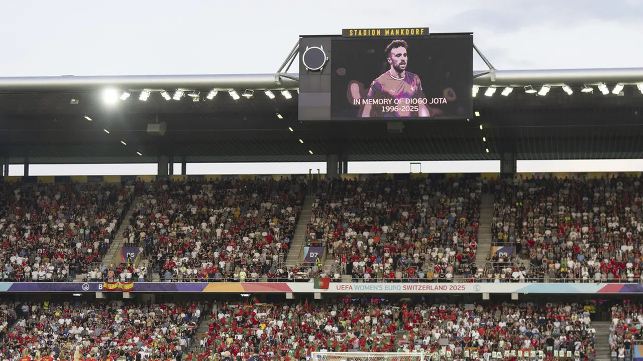 Pemain mengheningkan cipta untuk mengenang Diogo Jota, yang meninggal dalam kecelakaan mobil, jelang laga Euro 2025 antara Spanyol vs Portugal di Stadion Wankdorf, Kamis, 3 Juli 2025. (c) AP Photo/Til Buergy