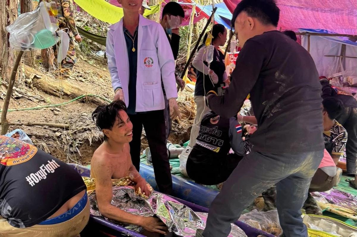 FOTO: Bertahan 10 Hari di Gua Terendam,  Empat Pria Laos Berhasil Dievakuasi