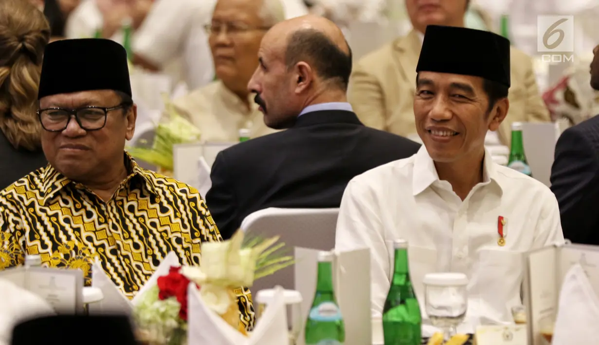 Presiden Joko Widodo bersama Ketua DPD Oesman Sapta Odang saat menghadiri acara buka puasa bersama di Jakarta, Rabu (14/5/2019). Acara buka puasa tersebut dihadiri sejumlah tokoh-tokoh dan petinggi partai politik. (Liputan6.com/Johan Tallo)