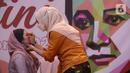 <p>Karyawan perempuan PPK Kemayoran mengikuti lomba merias wajah saat peringatan Hari Kartini di Jakarta, Kamis (21/04/2022). Peringatan hari Kartini tersebut mengangkat tema, Kartini milenial yang tangguh, mandiri dan kreatif. (Liputan6.com/Fery Pradolo)</p>