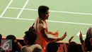 Tontowi Ahmad menyalami pendukungnya usai berlaga melawan pasangan Malaysia, Chan Peng Soon/Goh Liu Ying di Total BWF Championships 2015 di Jakarta, Kamis (13/8/2015). Tontowi Ahmad/LiliyanaNatsir unggul 21-8 21-13. (Liputan6.com/HelmiFithriansyah)